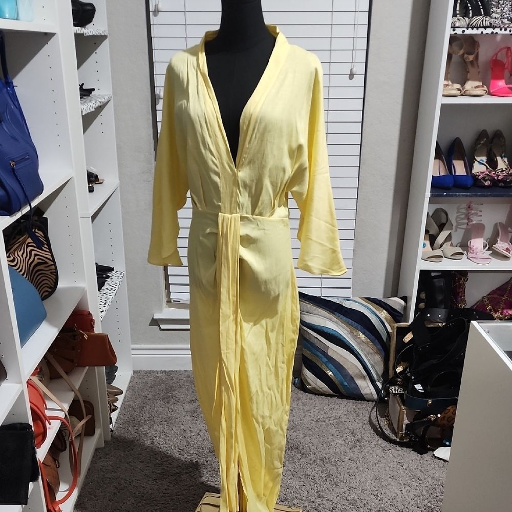 Elegant Yellow Dress with V-Neck and Long Sleeves
